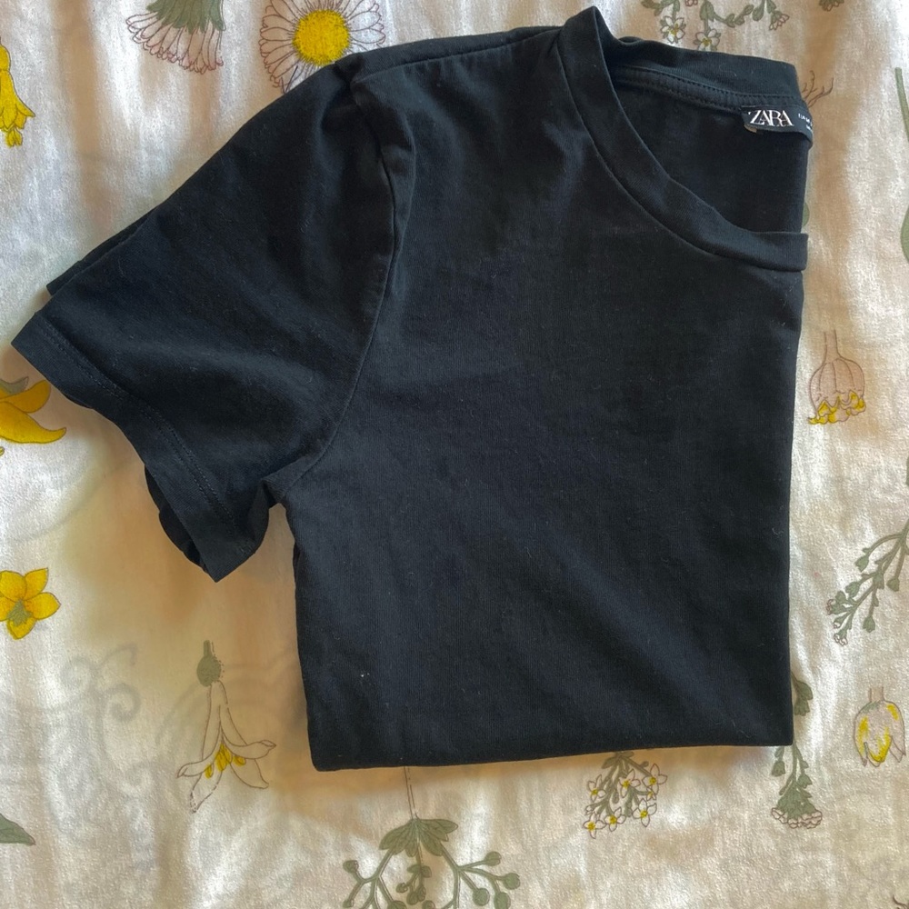 Simple Black Tee for Everyday Wear in Good condition